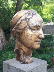 Bronzedenkmal "Luise Büchner" geschaffen von Bärbel Dieckmann